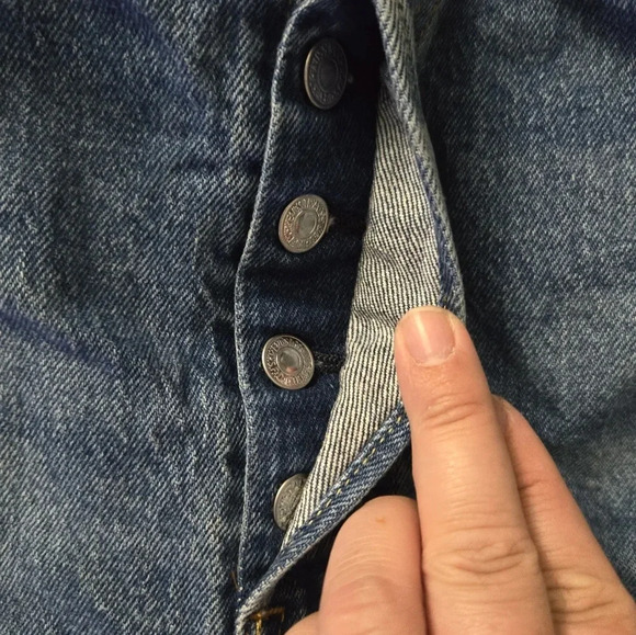 Levi's Distressed Women's Jean Shorts Size 32 - Picture 5 of 6